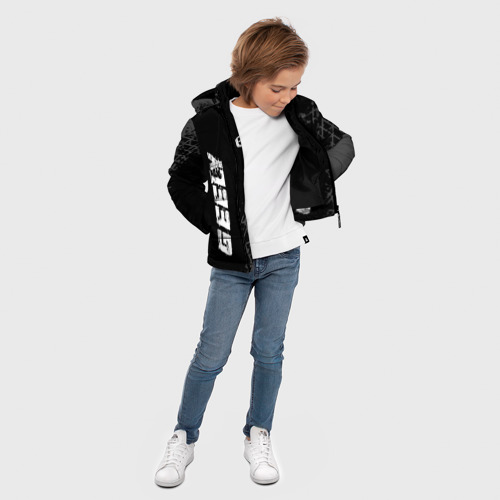 Зимняя куртка для мальчиков 3D с принтом Geely speed на темном фоне со следами шин: надпись, символ, вид сбоку #3