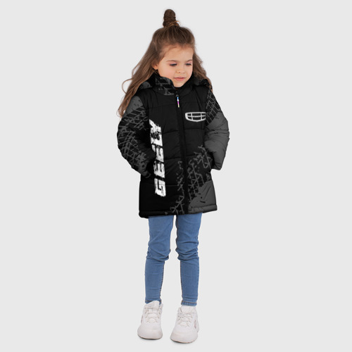 Зимняя куртка для девочек 3D с принтом Geely speed на темном фоне со следами шин: надпись, символ, вид сбоку #3