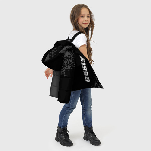 Зимняя куртка для девочек 3D с принтом Geely speed на темном фоне со следами шин: надпись, символ, фото #4
