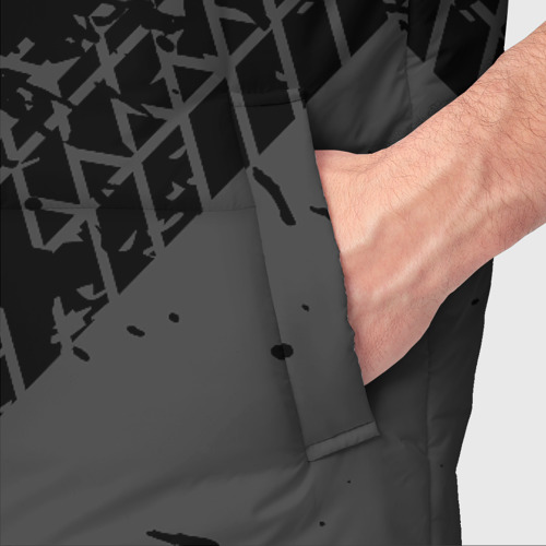 Мужской жилет утепленный 3D с принтом Geely speed на темном фоне со следами шин: надпись, символ, фото #4