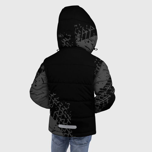 Зимняя куртка для мальчиков 3D с принтом Geely speed на темном фоне со следами шин: надпись, символ, вид сзади #2