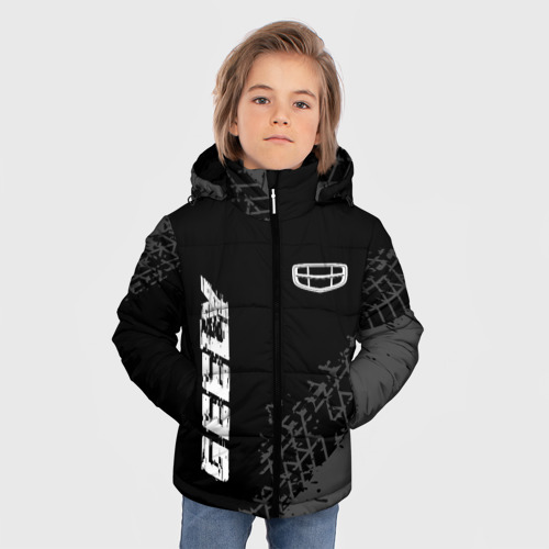 Зимняя куртка для мальчиков 3D с принтом Geely speed на темном фоне со следами шин: надпись, символ, фото на моделе #1