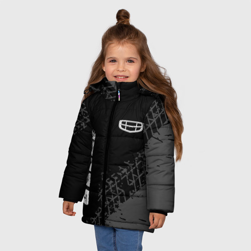 Зимняя куртка для девочек 3D с принтом Geely speed на темном фоне со следами шин: надпись, символ, фото на моделе #1