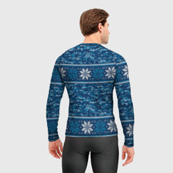 Рашгард с принтом Камуфляжный свитер - алатырь для мужчины, вид на модели сзади №2. Цвет основы: белый