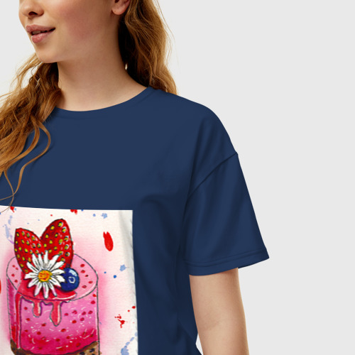 Женская футболка хлопок Oversize с принтом Пирожное с клубникой, фото на моделе #1