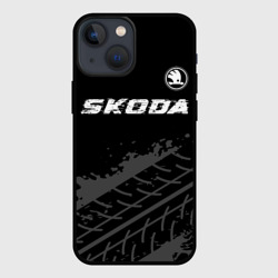 Чехол для iPhone 13 mini Skoda Speed на темном фоне со следами шин: символ сверху