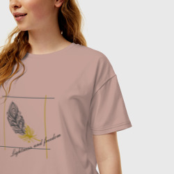 Женская футболка хлопок Oversize Перо с надписью Lightness and freedom - фото 2