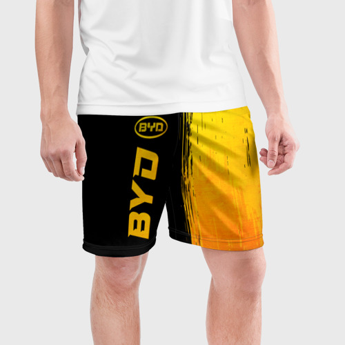 Мужские шорты спортивные с принтом BYD - gold gradient: по-вертикали, фото на моделе #1