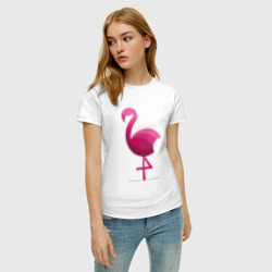 Футболка с принтом Фламинго минималистичный для женщины, вид на модели спереди №2. Цвет основы: белый