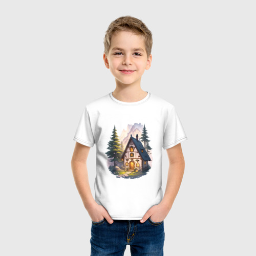 Детская футболка хлопок с принтом Сказочный домик в лесу в горах, фото на моделе #1