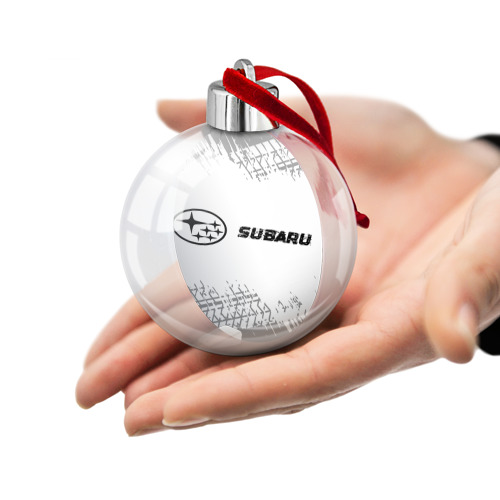 Ёлочный шар Subaru Speed на светлом фоне со следами шин: надпись и символ - фото 2