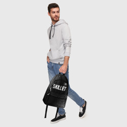 Рюкзак с принтом Skillet glitch на темном фоне: символ сверху для любого человека, вид спереди №5. Цвет основы: белый