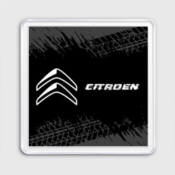 Магнит 55*55 Citroen Speed на темном фоне со следами шин: надпись и символ