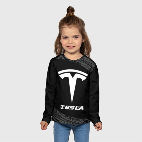 Детский лонгслив 3D с принтом Tesla speed на темном фоне со следами шин, вид сбоку #3