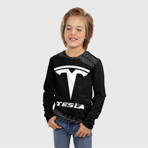 Детский лонгслив 3D с принтом Tesla speed на темном фоне со следами шин, фото на моделе #1