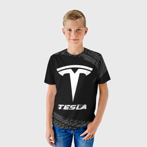 Детская футболка 3D с принтом Tesla speed на темном фоне со следами шин, фото на моделе #1
