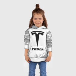 Толстовка с принтом Tesla Speed на светлом фоне со следами шин для ребенка, вид на модели спереди №3. Цвет основы: белый