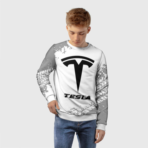 Детский свитшот 3D с принтом Tesla speed на светлом фоне со следами шин, фото на моделе #1