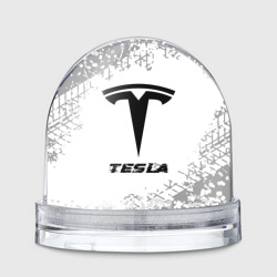 Игрушка Снежный шар Tesla Speed на светлом фоне со следами шин