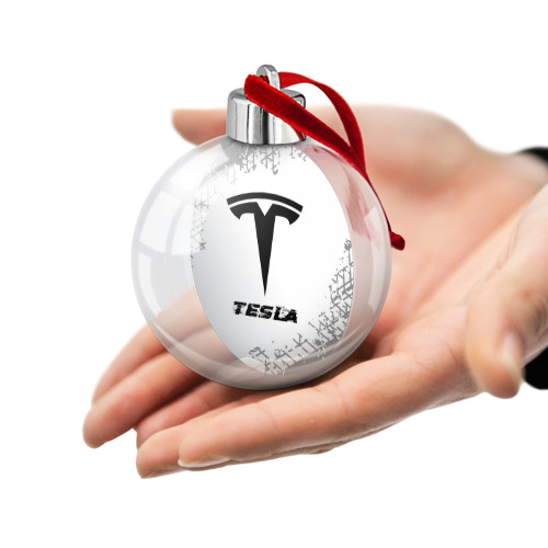 Ёлочный шар Tesla Speed на светлом фоне со следами шин - фото 2