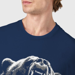 Футболка с принтом Голова рычащего медведя для мужчины, вид на модели спереди №4. Цвет основы: темно-синий