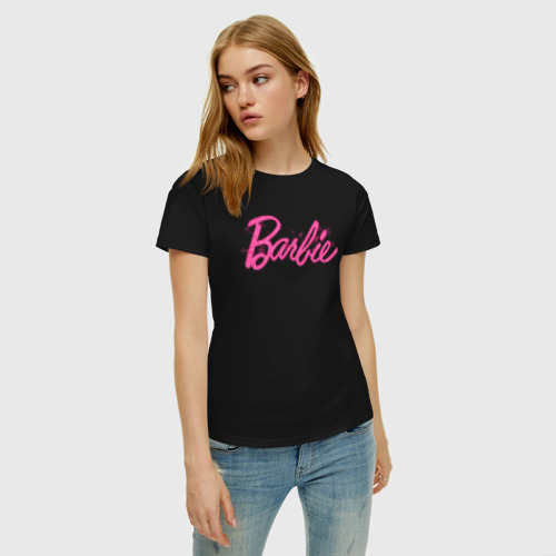 Женская футболка хлопок с принтом Блестящий логотип Барби, фото на моделе #1