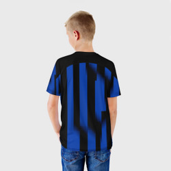 Футболка с принтом ФК Интер форма 23-24 домашняя для ребенка, вид на модели сзади №2. Цвет основы: белый
