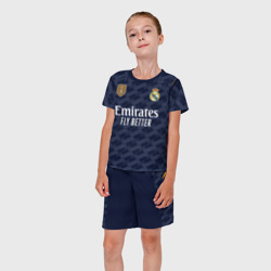 Костюм с принтом ФК Реал Мадрид форма 23-24 гостевая для ребенка, вид на модели спереди №3. Цвет основы: белый