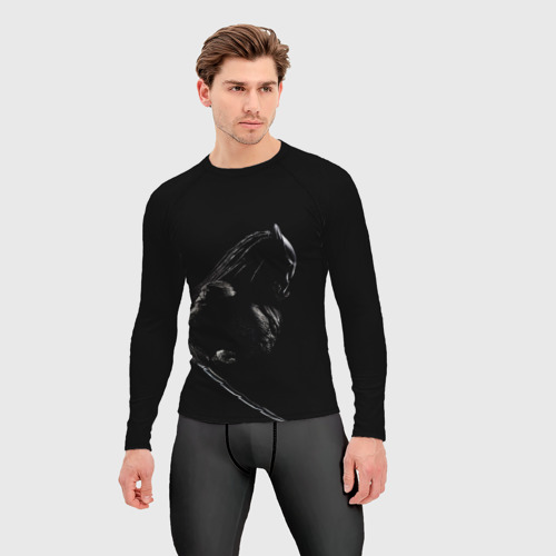 Мужской рашгард 3D с принтом Хищник на черном фоне, фото на моделе #1