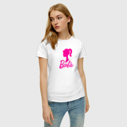 Футболка с принтом Розовый логотип Барби для женщины, вид на модели спереди №2. Цвет основы: белый