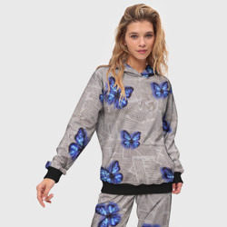 Женский костюм с толстовкой 3D Газетные обрывки и синие бабочки - фото 2