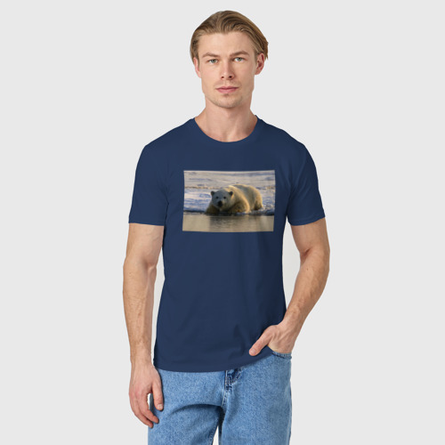 Мужская футболка хлопок с принтом Медведь на севере, фото на моделе #1