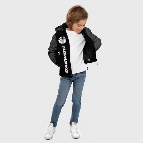 Зимняя куртка для мальчиков 3D с принтом Daewoo speed на темном фоне со следами шин: по-вертикали, вид сбоку #3