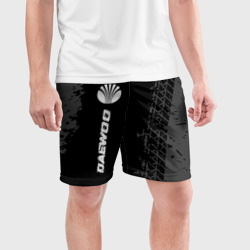 Мужские шорты спортивные Daewoo Speed на темном фоне со следами шин: по-вертикали - фото 2