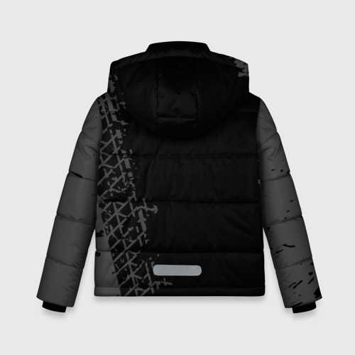 Зимняя куртка для мальчиков 3D с принтом Daewoo speed на темном фоне со следами шин: по-вертикали, вид сзади #1