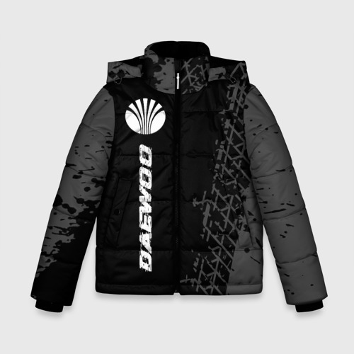 Зимняя куртка для мальчиков 3D с принтом Daewoo speed на темном фоне со следами шин: по-вертикали, вид спереди #2