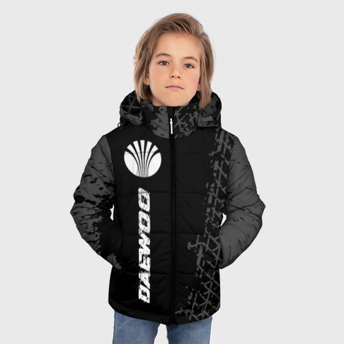Зимняя куртка для мальчиков 3D с принтом Daewoo speed на темном фоне со следами шин: по-вертикали, фото на моделе #1