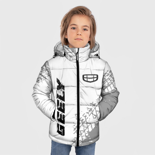 Зимняя куртка для мальчиков 3D с принтом Geely speed на светлом фоне со следами шин: надпись, символ, фото на моделе #1