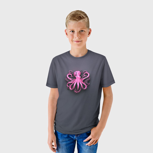 Детская футболка 3D с принтом Розовый осьминог на сером фоне, фото на моделе #1