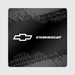 Магнит виниловый Квадрат Chevrolet Speed на темном фоне со следами шин: надпись и символ