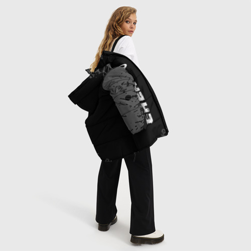 Женская зимняя куртка 3D с принтом Chery speed на темном фоне со следами шин: по-вертикали, вид сбоку #3