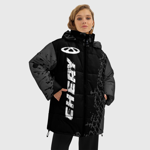 Женская зимняя куртка 3D с принтом Chery speed на темном фоне со следами шин: по-вертикали, фото на моделе #1