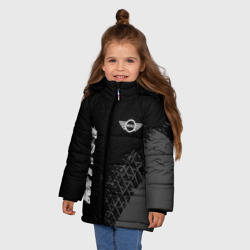 Зимняя куртка для девочек 3D Mini Speed на темном фоне со следами шин: надпись, символ - фото 2