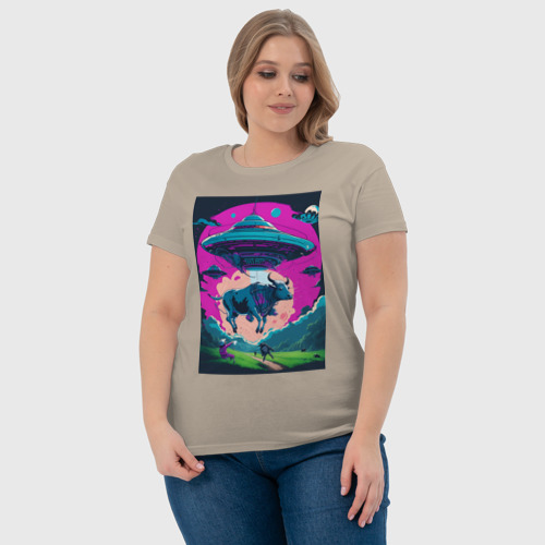 Женская футболка хлопок Похищение коровы пришельцами, цвет миндальный - фото 6