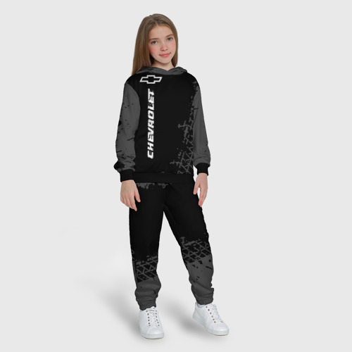 Детский костюм с толстовкой 3D Chevrolet Speed на темном фоне со следами шин: по-вертикали, цвет черный - фото 5