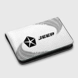 Картхолдер с принтом Jeep Speed на светлом фоне со следами шин: надпись и символ