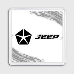 Магнит 55*55 Jeep Speed на светлом фоне со следами шин: надпись и символ