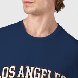 Футболка с принтом Los Angeles California для мужчины, вид на модели спереди №4. Цвет основы: темно-синий