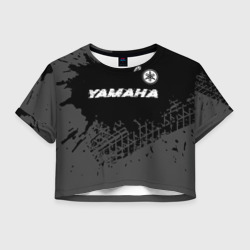 Женская футболка Crop-top 3D Yamaha Speed на темном фоне со следами шин: символ сверху