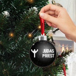 Ёлочный шар Judas Priest glitch на темном фоне: надпись и символ - фото 2